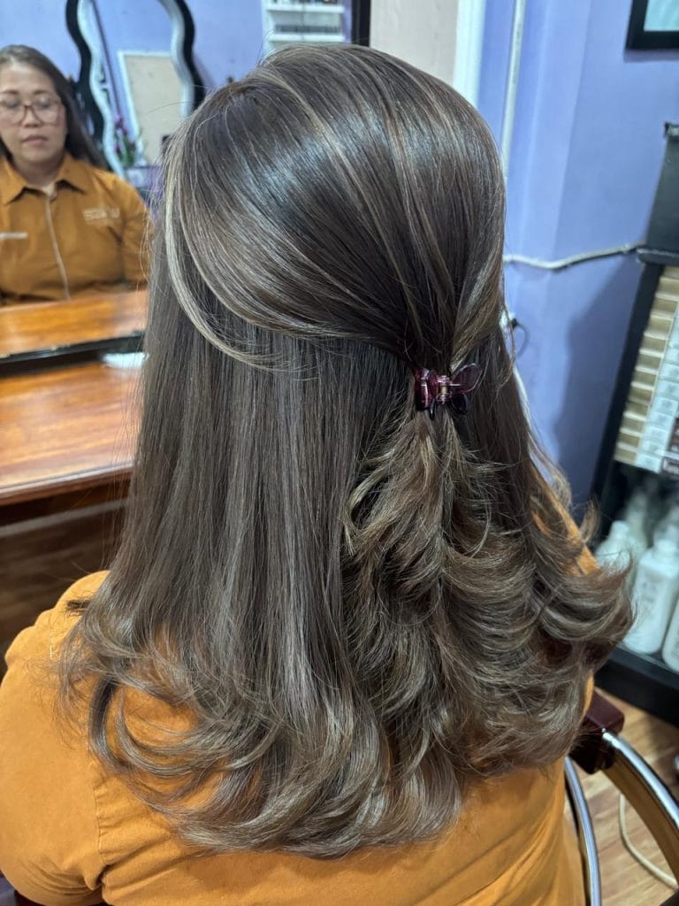 Hasil akhir pewarnaan rambut Ash Brown berdimensi untuk penutupan uban (grey blending) dengan kilau sehat di Claffa Salon