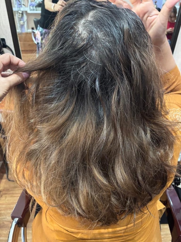 Kondisi rambut beruban di area akar dan warna kusam memudar sebelum perawatan penutupan uban di Claffa Salon