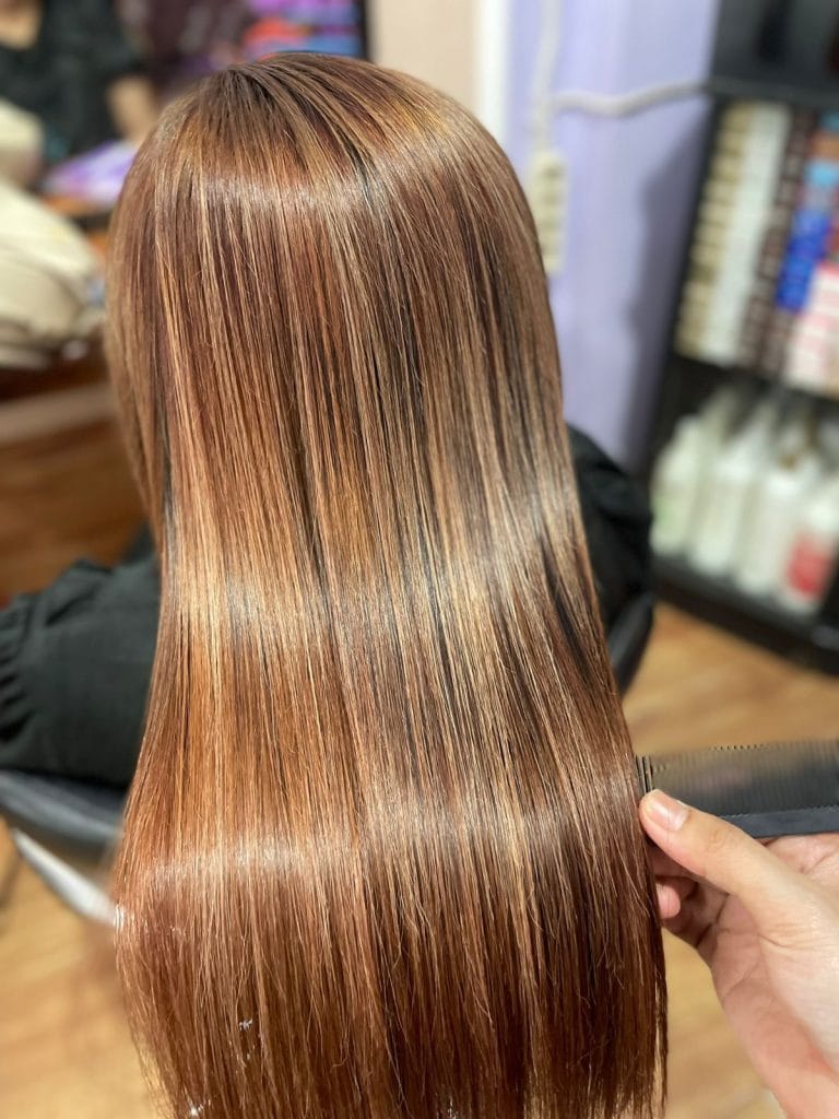 Hasil akhir pewarnaan rambut Caramel Brown berdimensi berkilau sehat setelah proses Color Correction di Claffa Salon