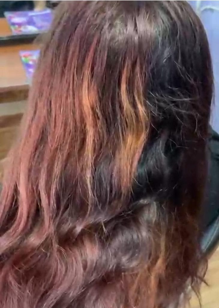 Kondisi warna rambut kusam dan belang tidak merata sebelum perbaikan warna atau hair coloring di Claffa Salon