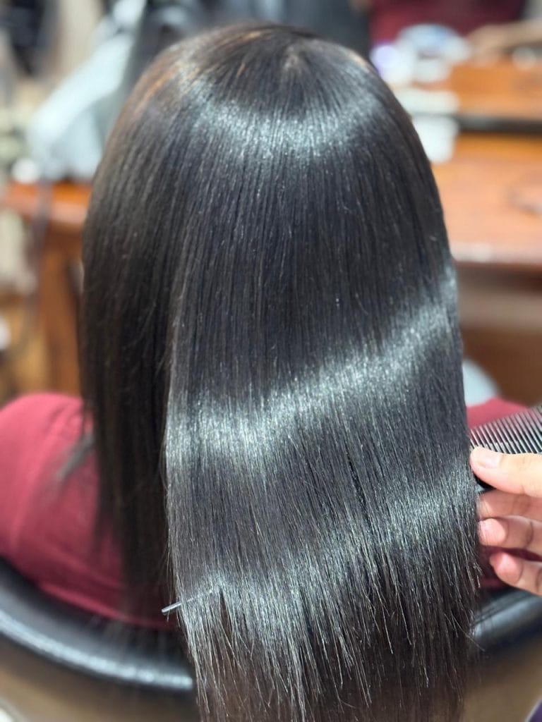 Hasil akhir Silk Smoothing rambut lurus berkilau dari tekstur keriting kribo mengembang di Claffa Salon