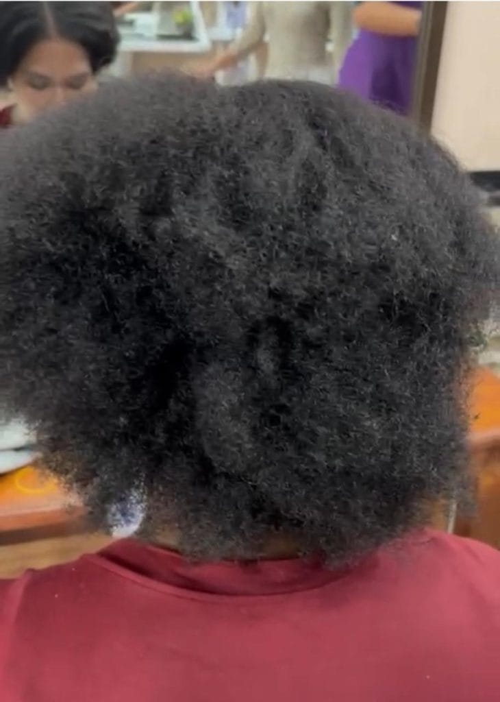 Kondisi rambut keriting kribo mengembang sangat tebal dan padat sebelum proses pelurusan Silk Smoothing Claffa Salon